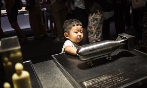 男孩在看原子弹模型，二战中使用的“小男孩”