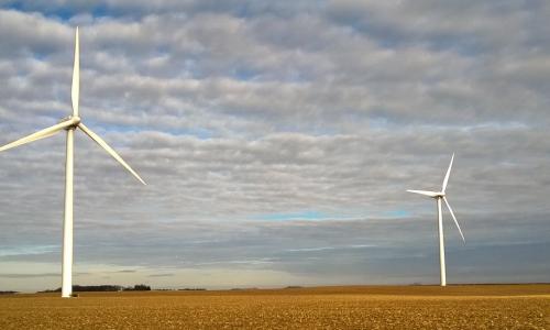 wind turbines in minnesota farming field